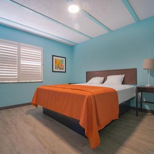 Rodeway Inn & Suites North Hollywood Burbank Airport - Universal Area